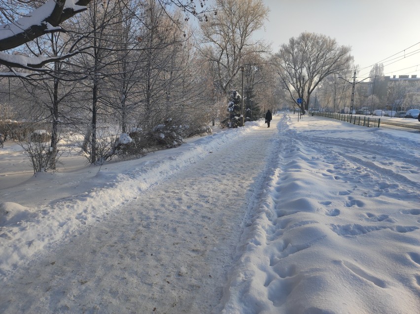 Zasypane śniegiem i śliskie krakowskie chodniki
