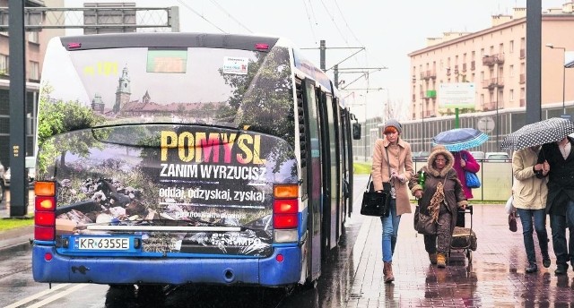 Autobus z planszą pokazującą, jak wyglądałby Kraków, gdyby mieszkańcy nie dbali o czystość