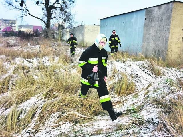 W poszukiwaniach pani Teresy w Ciechocinku brali udział także strażacy. Gdy powstawało to zdjęcie, nic jeszcze nie wskazywało na szczęśliwy finał tej historii. Fot.: Jacek Smarz