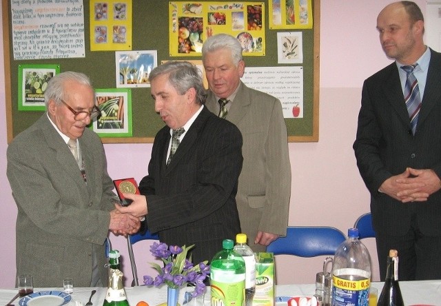 Superprezes Tadeusz Radziszewski (z lewej) otrzymał medal pamiątkowy z rąk burmistrza Adama Bodziocha.