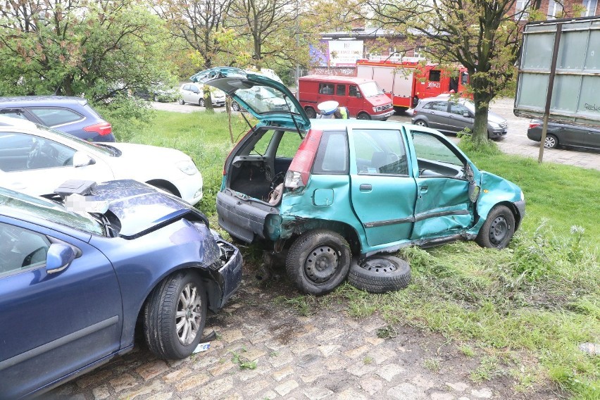 Wypadek na Robotniczej. Fiat staranował pięć samochodów [ZDJĘCIA]