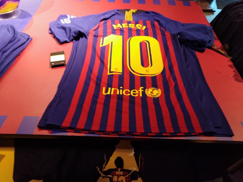Odwiedziliśmy oficjalny sklep FC Barcelony. Wybór gadżetów...