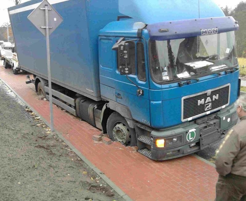 W Gorzowie ciężarówka zniszczyła spory fragment chodnika (zdjęcia Czytelnika)