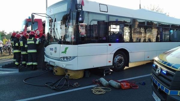 Rowerzystka wpadła pod autobus linii nr 23 w Toruniu....