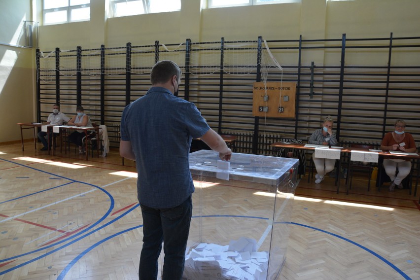 Wybory w Tuczępach. Mieszkańcy wybierali wójta gminy w drugiej turze głosowania FOTO