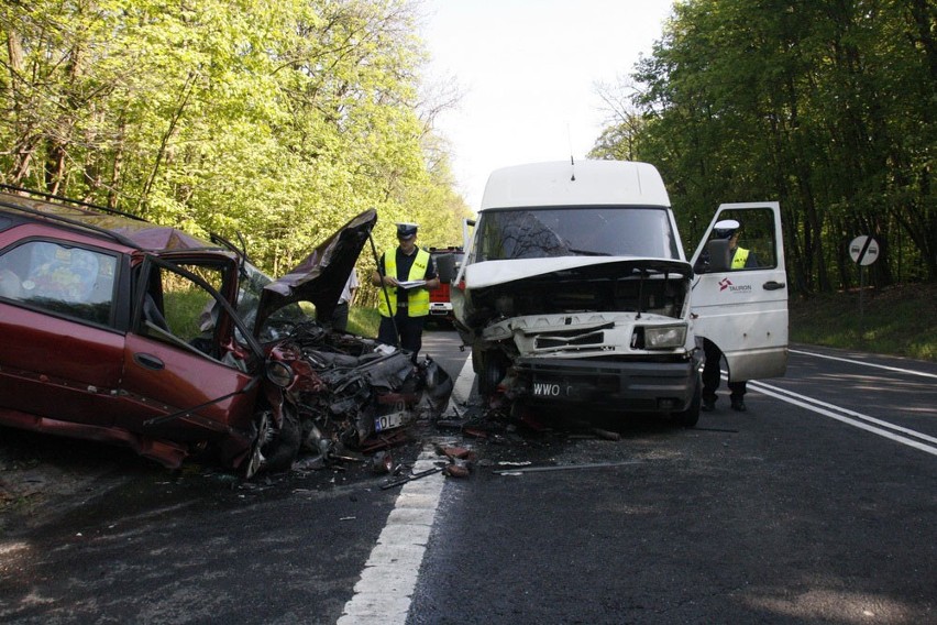 Wypadek na drodze Legnica - Lubin. Renault zderzyło się czołowo z iveco (ZDJĘCIA)