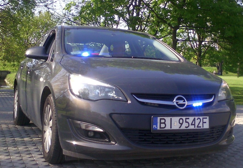 Opel Astra zatrzymuje z kolei kierowców w Białymstoku.