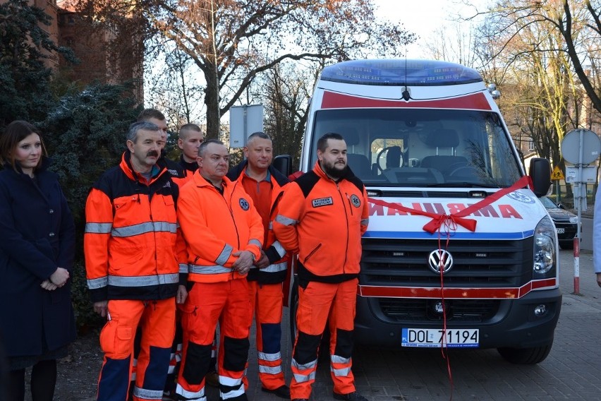 Ratownicy medyczni przy nowym ambulansie.