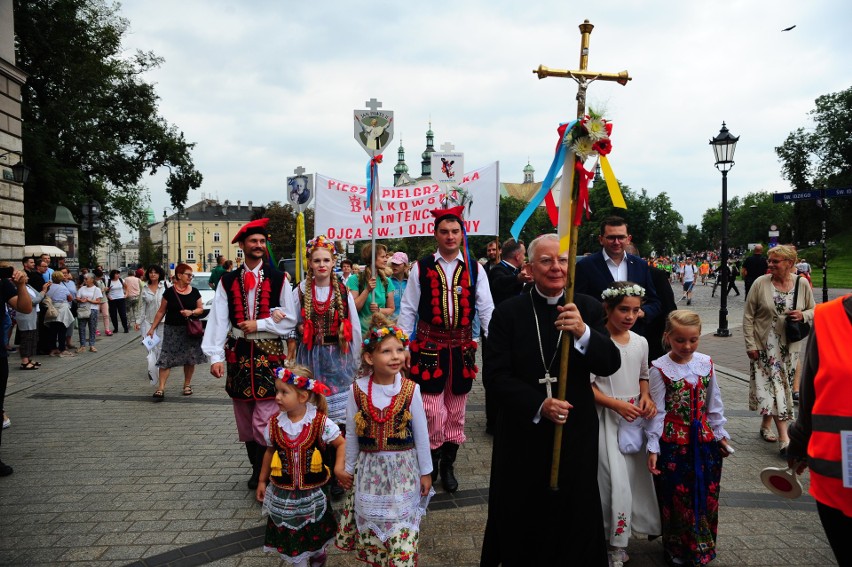 Kraków. Wyruszyła 42. Piesza Pielgrzymka Krakowska na Jasną Górę - „Dobrze nam razem zdążać do Matki Naszej Królowej"