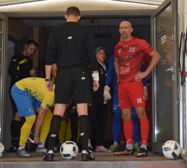 Jarosław Piątkowski (w czerwonym stroju) strzelec gola dla Wisły Sandomierz.