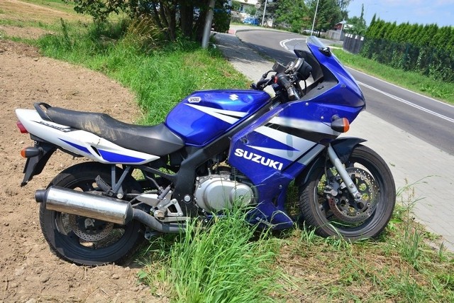 Ze wstępnych ustaleń policji wynika, że 21-letni kierujący motocyklem suzuki, jadąc w Krośnie ul. Chopina w kierunku Krościenka Wyżnego, na łuku drogi stracił panowanie nad pojazdem i wjechał w przydrożne zarośla. Mężczyzna doznał obrażeń i został przetransportowany do szpitala.Badanie alkomatem wykazało, że 21-letni mieszkaniec gm. Krościenko Wyżne był trzeźwy. ZOBACZ TEŻ: Nowe narzędzie policji - "żywa" mapa śmiertelnych wypadków