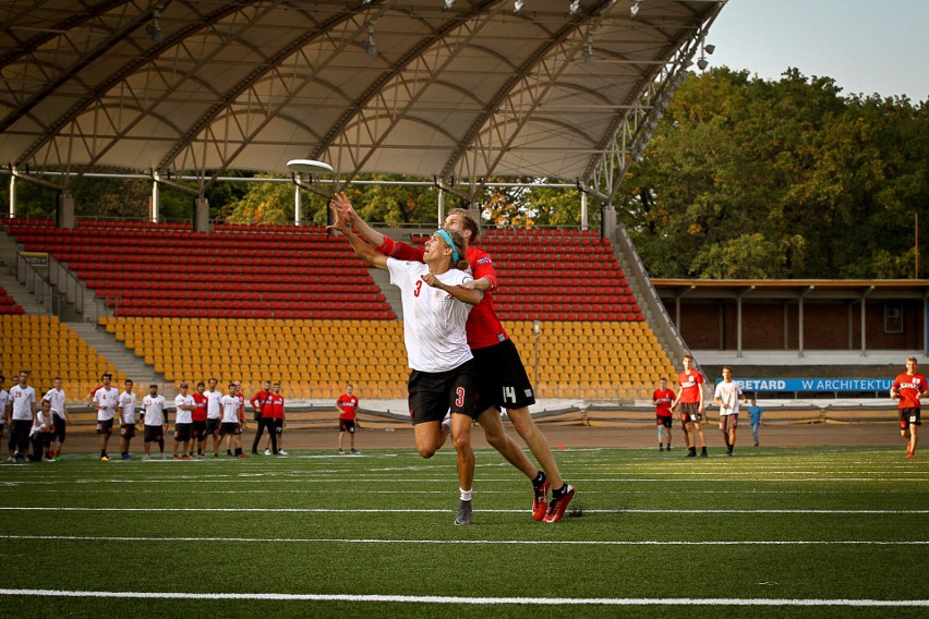 Ultimate frisbee gra zespołowa z użyciem latającego dysku...