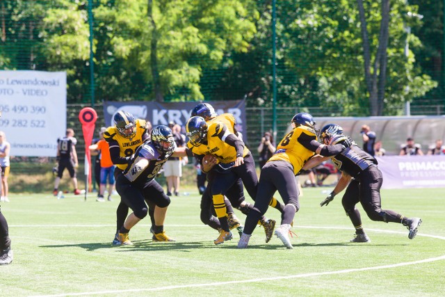 Primacol Lowlanders Białystok (na żółto-czarno) walczyli w półfinale Top Ligi  jak równy z równym z mistrzami Polski - Seahawks Gdynia. Jednak to rywale w decydującym momencie odrobili straty i wygrali różnicą jednego punktu, dostając się do finału.