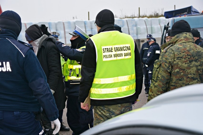 Czerwonka. Zatrzymano 22 nielegalnych migrantów podróżujących busem na niemieckich rejestracjach. Policjanci zorganizowali im ciepły posiłek