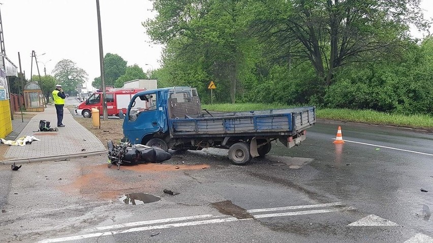 Wypadek na DK78 w Porębie. Motocyklista w szpitalu [FOTO]