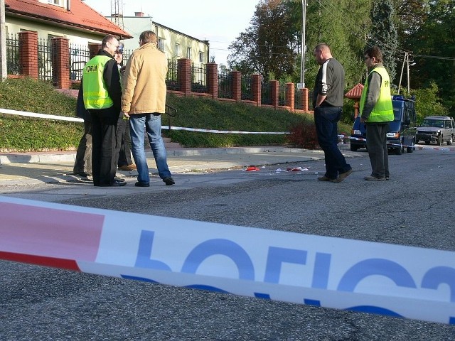 Na miejscu tragedii w październiku 2008 w Jędrzejowie. Mężczyzna zginął od trzech strzałów w głowę
