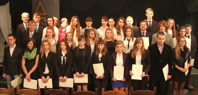 Wspólne zdjęcie tegorocznych stypendystów Prezesa Rady Ministrów z kieleckich szkół ponadgimnazjalnych.