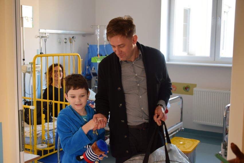 Rafał Królikowski odwiedził dzieci w gdyńskim szpitalu we...