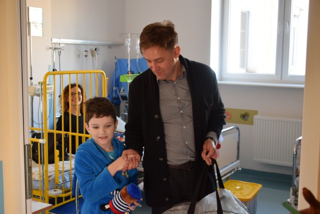 Rafał Królikowski odwiedził dzieci w gdyńskim szpitalu we wtorek, 2 kwietnia 2019 r.