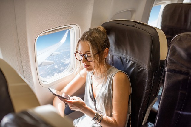 Ten sprytny trik pozwoli wam na wymianę wiadomości w samolocie bez użycia sieci. Dzięki temu pozostaniecie w kontakcie, nawet siedząc daleko od siebie.