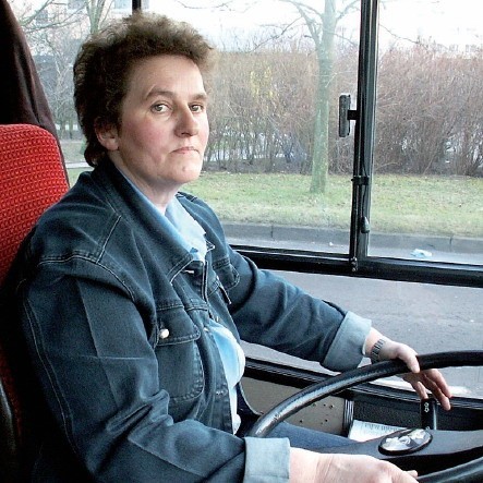 Danuta Chojnacka za kierownicą miejskiego autobusu.