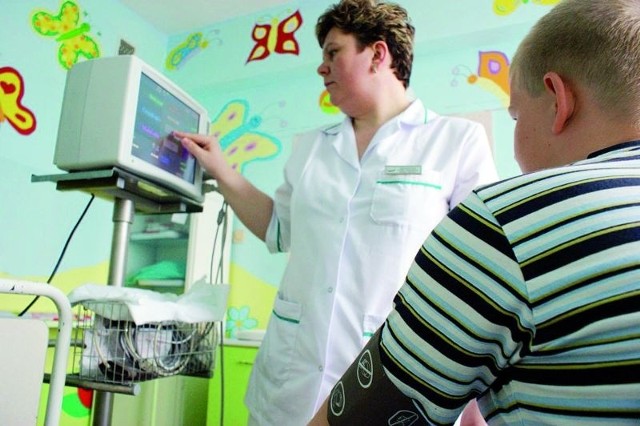 Szpital w Grajewie przekroczył w ub. roku umowę z NFZ o blisko 2 mln zł. Między innymi przyjął dużo więcej pacjentów, niż według umowy powinien, na oddziale pediatrycznym. L