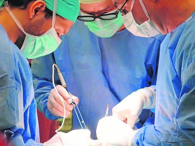 Zespół zielonogórskich lekarzy podczas operacji rekontrukcji twarzy 