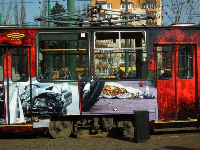 Poznań: "Alkohol, narkotyki. Nie po drodze!" w tramwajach i na billboardach