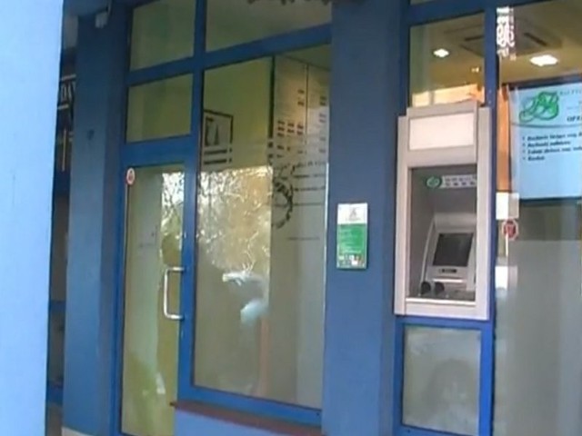 Kobieta ukradła sąsiadowi kartę do bankomatu i ukradła łącznie prawie 5 tysięcy złotych.