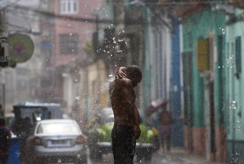 Mężczyzna bierze prysznic na ulicy w Hawanie. Woda, którą...