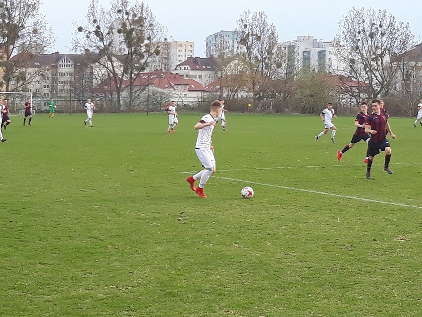 CLJ U-17: Pogoń Szczecin (ciemne pasiaki) - AP Pogoń...