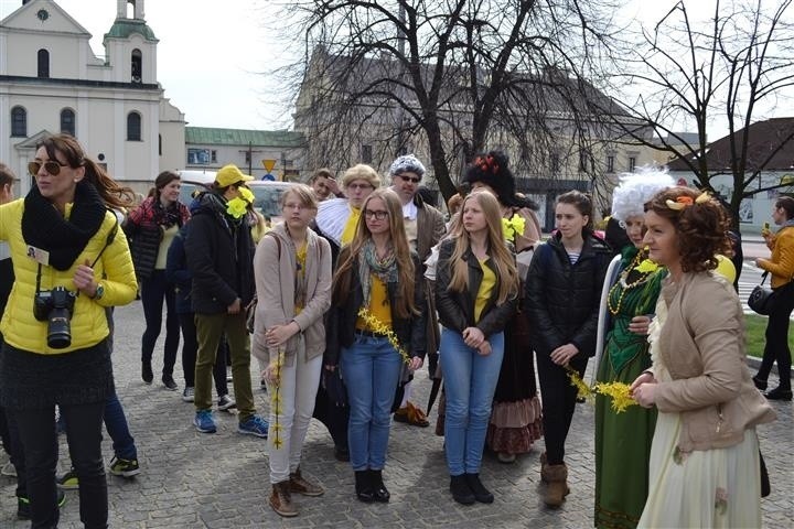 Uczestnicy ubrani byli w kolorowe elementy. Dominowały...