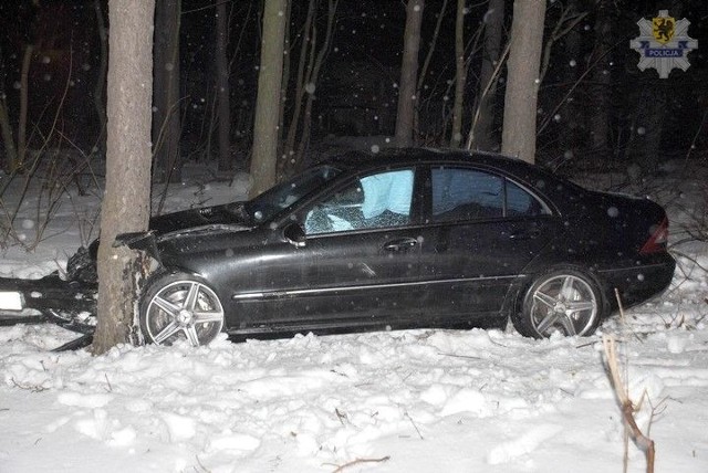 Wjechała mercedesem w barierki i rozbiła się na drzewie.