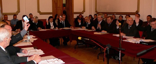 Do przyjęcia budżetu miasta na 2010 rok wystarczyło 13 głosów radnych koalicji Tarnobrzeskiego Porozumienia Prawicy - Prawa i Sprawiedliwości. Uchwałę budżetową poparł również Ryszard Kiper (radny niezależny).