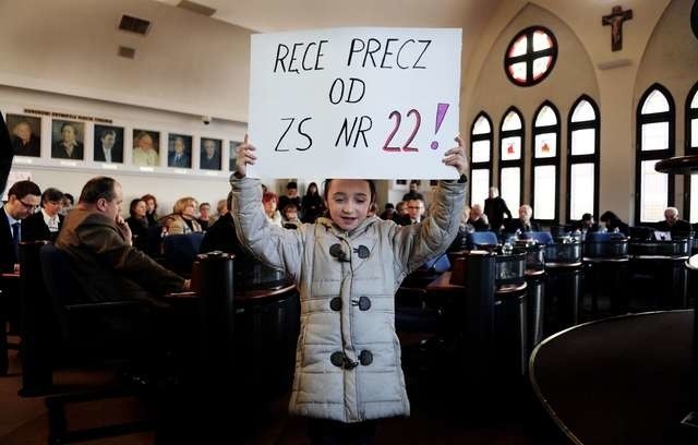 Sala obrad Rady Miasta wypełniła się podczas spotkania komisji protestującymi przeciwko likwidacji szkół. Na zdjęciu Nikola Wiśniewska