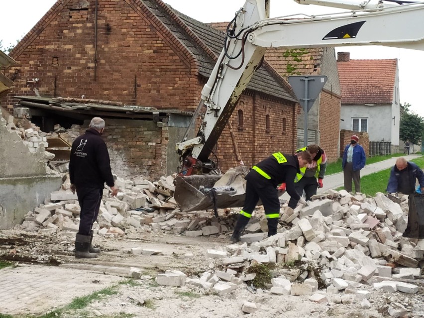 Mieszkańcy Czarnowa oraz miejscowi strażacy pomagali...