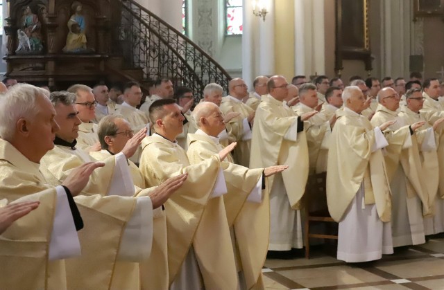 W mszy świętej uczestniczyło kilkuset księży z całej diecezji radomskiej.