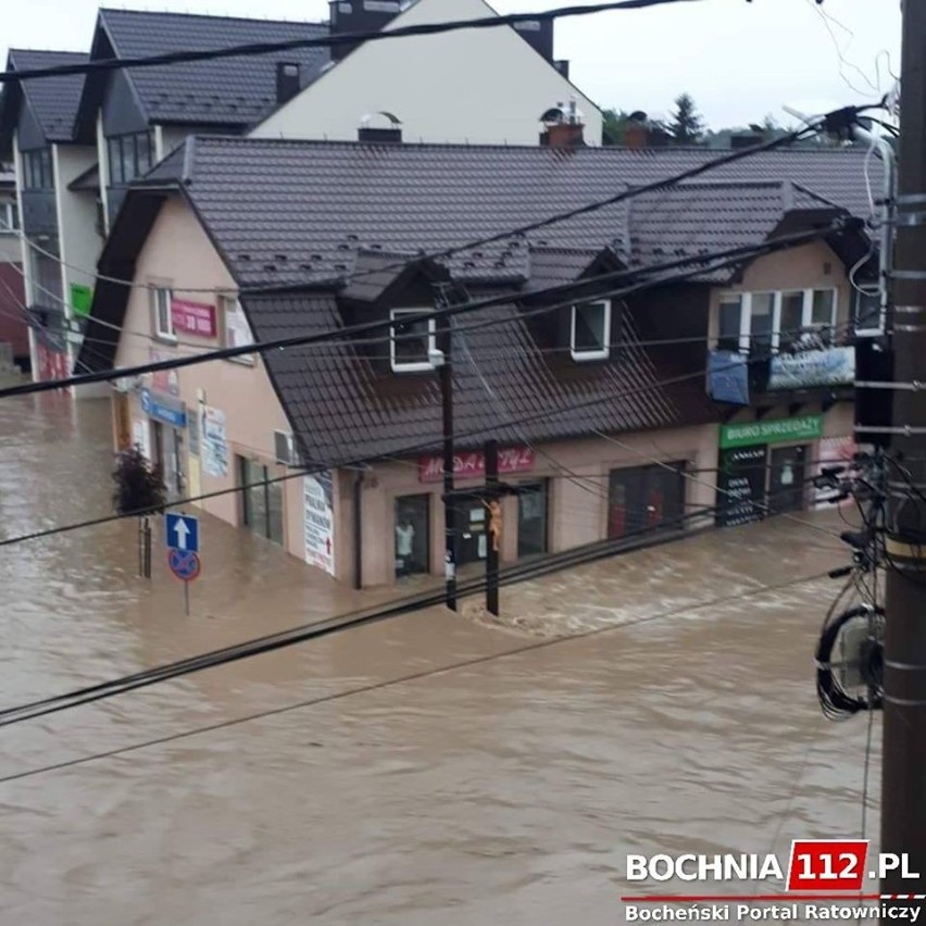 Łapanów walczy z powodzią po gwałtownej, nocnej ulewie. Przerwany wał na Stradomce, zalane drogi i domy [ZDJĘCIA, WIDEO]