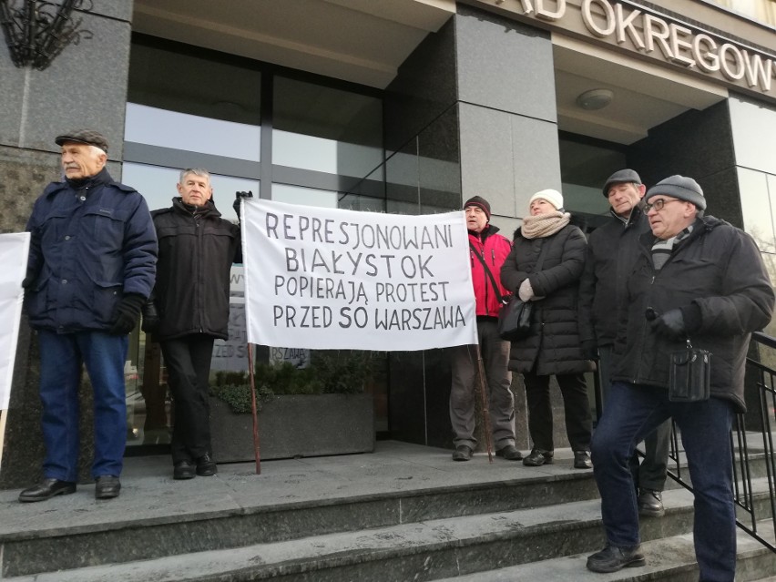 Protest przed Sądem Okręgowym w Białymstoku: "Wielki szacunek niezawisłym sędziom" [ZDJĘCIA]