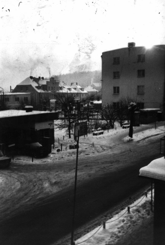 Stare fotografie z Miastka z lat 1975-1983. Widok na budynek...