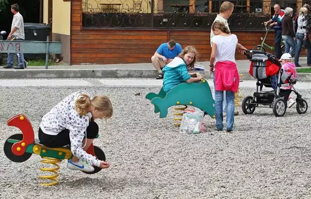 Maluchom kamienie się podobają. Ich rodzice mówią jednak, że dopiero jak komuś stanie się tutaj krzywda, to miasto zamieni kamienie na maty.