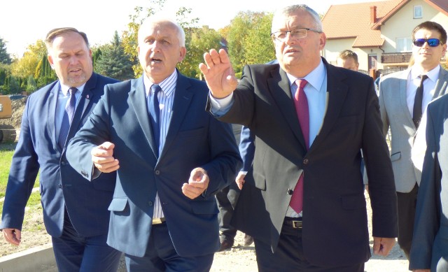 Minister infrastruktury Andrzej Adamczyk (z prawej) gościł w piątek w Busku-Zdroju. Obok - burmistrz Waldemar Sikora.
