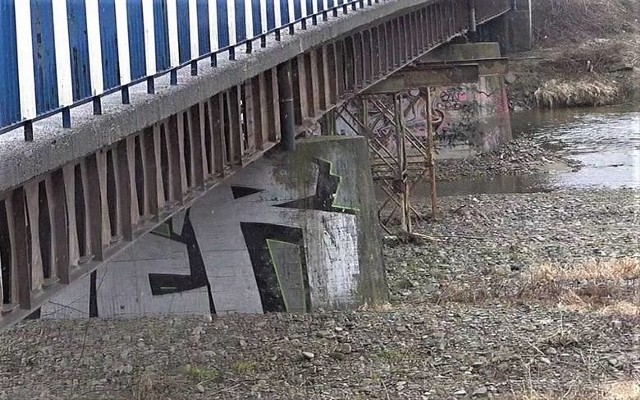 Mieszkańcy zastanawiają się, jak długo wytrzyma zniszczony most, który  na razie podpiera metalowa konstrukcja