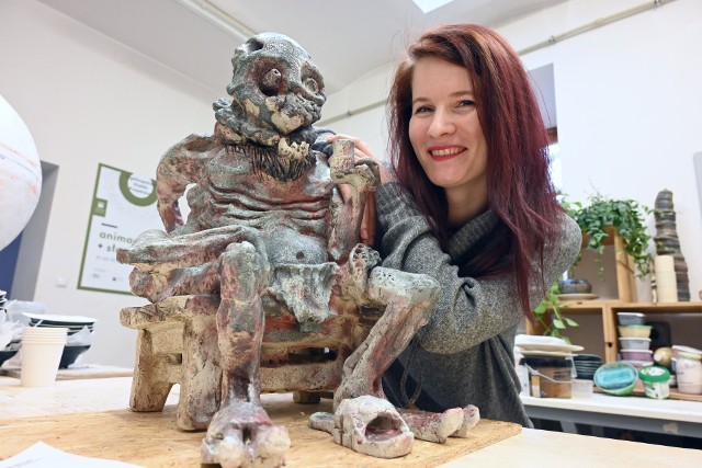 O Zdworcu już można opowiadać legendy. Jolanta Szymanowska – ceramik w Instytucie Dizajnu w Kielcach zdradza, że głaskanie go po głowie zapewnia nieziemską urodę.