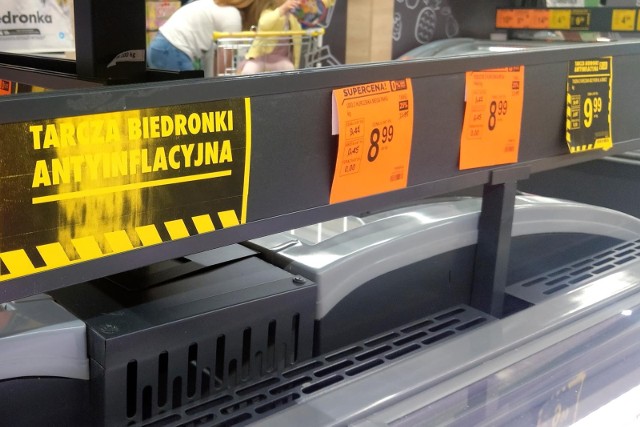 UOKiK przekazuje, że dotychczasowy sposób prezentacji cen w Biedronce mógł wprowadzać w błąd. Klienci skarżą się, że ceny są zbyt małe.