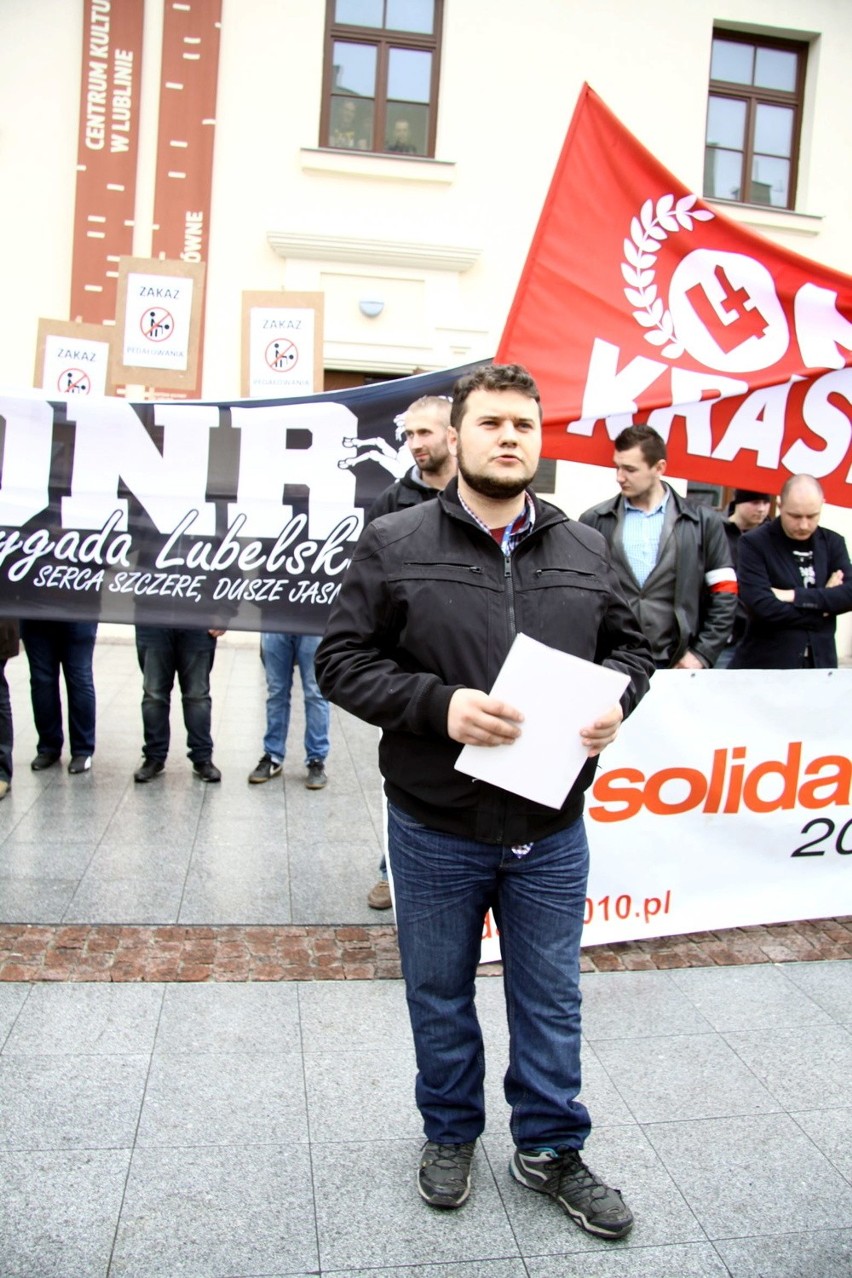 Pod Centrum Kultury, mimo deszczu, zebrało się ok. 60 osób