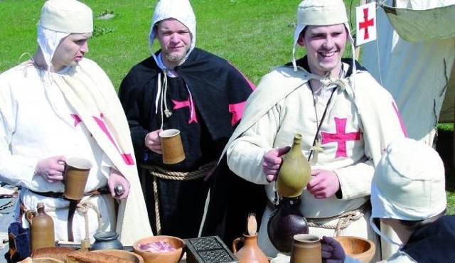 &#8211; Odtwarzamy stroje, uzbrojenie i elementy życia codziennego z wybranego okresu historycznego &#8211; mówi Hubert Jakończuk (z prawej) z Białostockiej Komandorii Zakonu Templariuszy. &#8211; Do tego jemy potrawy dokładnie takie jak w średniowieczu. Pyszne!