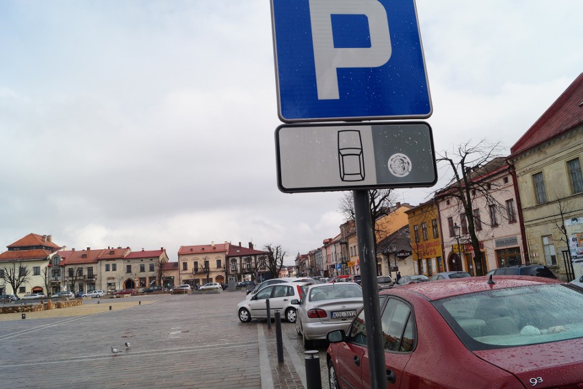 Olkusz. Zakazu parkowania w weekendy na rynku na razie nie będzie