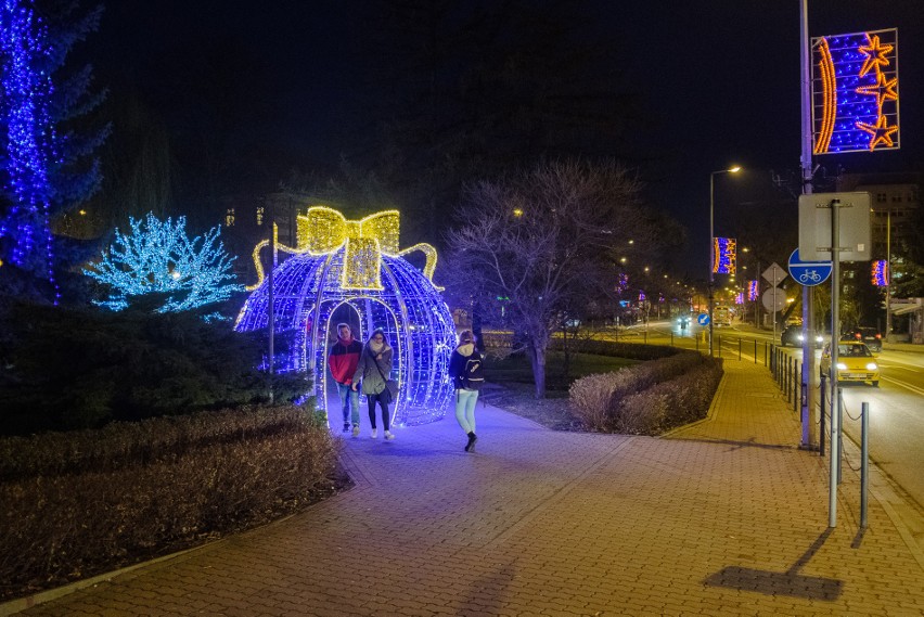 Tarnowskie ulice przyozdobione świątecznymi iluminacjami [ZDJĘCIA]