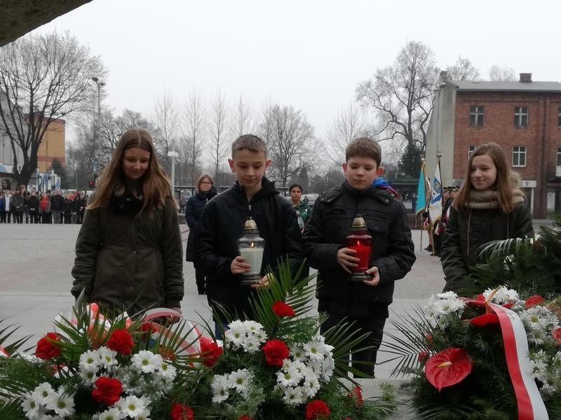 Oświęcim. Uczcili pamięć żołnierzy wyklętych. Kwiaty pod pomnikiem rotmistrza Witolda Pileckiego [ZDJĘCIA]